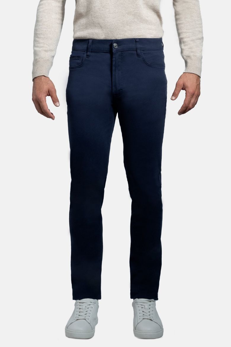 Imagen de Pantalones de 5 Bolsillos en sarga de algodón de color liso con corte denim, para vestir tu tiempo libre, combinar con una camisa y un jersey.