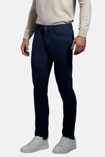 Imagen de Pantalones de 5 Bolsillos en sarga de algodón de color liso con corte denim, para vestir tu tiempo libre, combinar con una camisa y un jersey.