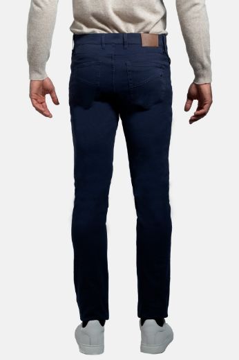 Imagen de Pantalones de 5 Bolsillos en sarga de algodón de color liso con corte denim, para vestir tu tiempo libre, combinar con una camisa y un jersey.