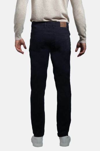 Imagen de Pantalones de 5 Bolsillos en sarga de algodón de color liso con corte denim, para vestir tu tiempo libre, combinar con una camisa y un jersey.