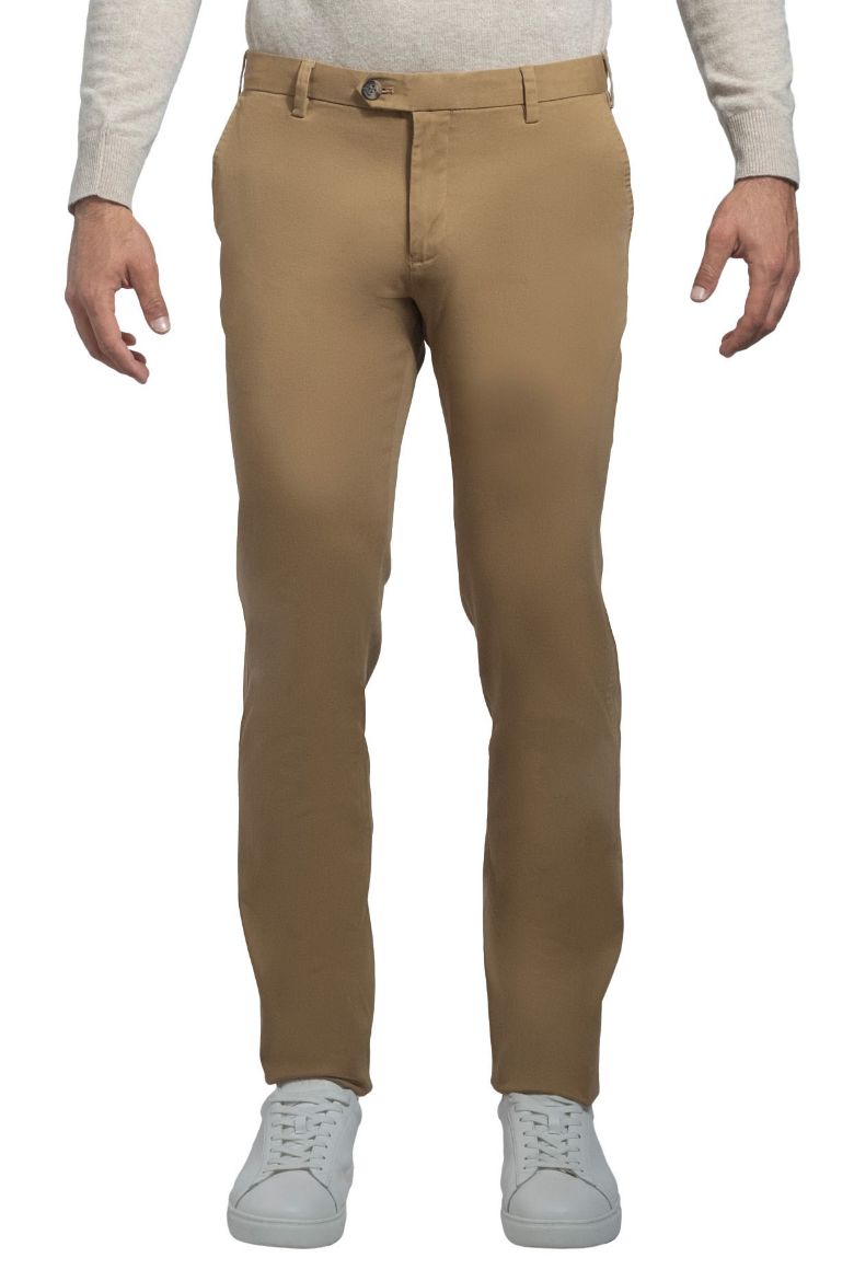 Imagen de Pantalón informal modelo Chino en algodón sarga, color liso, ajuste regular.