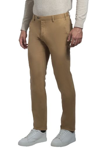 Imagen de Pantalón informal modelo Chino en algodón sarga, color liso, ajuste regular.