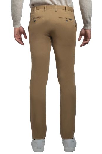 Imagen de Pantalón informal modelo Chino en algodón sarga, color liso, ajuste regular.