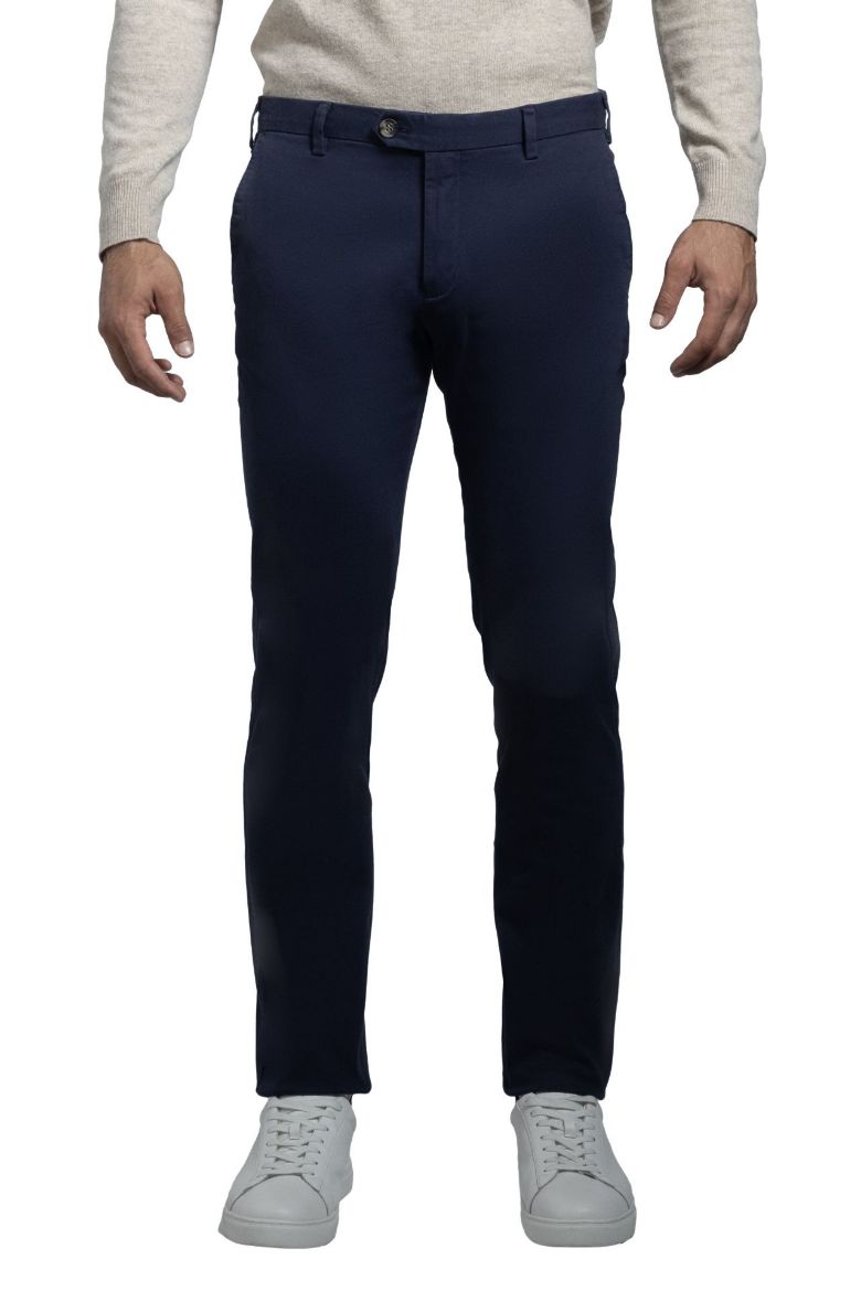 Imagen de Pantalón informal modelo Chino en algodón sarga, color liso, ajuste regular.