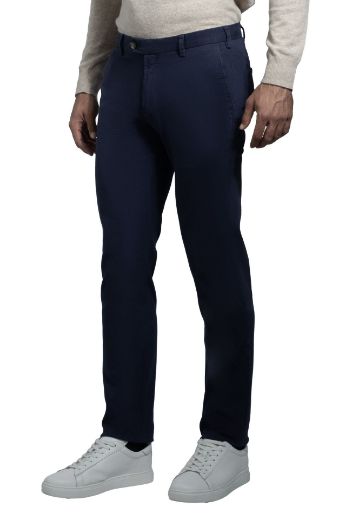 Imagen de Pantalón informal modelo Chino en algodón sarga, color liso, ajuste regular.